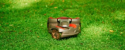 automatic lawnmower action robot lawn mower grass garden smart home living Czy robot koszący może pracować w deszczu?